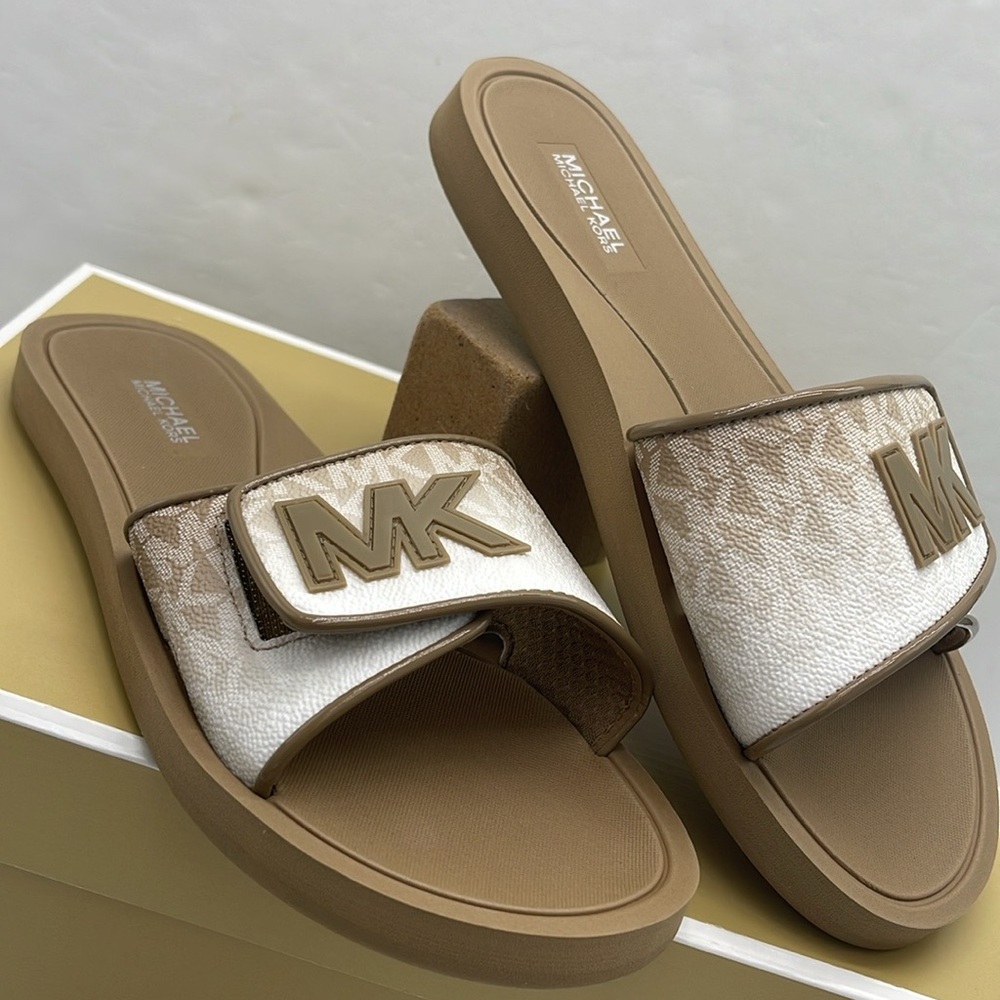 Michael Kors Slide Logo Sandals Palmer Ombré Signature
Husk 
NWT - Picture 7 of 16